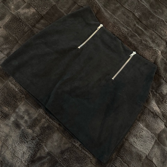 Forever 21 Black Mini Skirt with Zipper Details - Picture 3 of 3